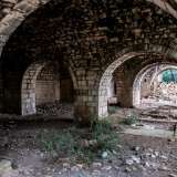 L�ingresso nasconde per� spettacolari ambienti: qui � infatti tutto un tripudio di archi e colonne che vanno a unirsi alla volta a botte